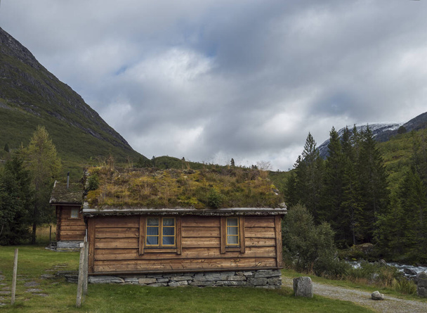 Tradycyjne skandynawskie drewniane domki na terenie kempingu w Parku Narodowym Reinheim. Widok z malowniczej drogi 63, Norwegia. - Zdjęcie, obraz