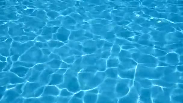 Wpływ oświetlenia na falującą wodę w tapecie tła basenu - Materiał filmowy, wideo