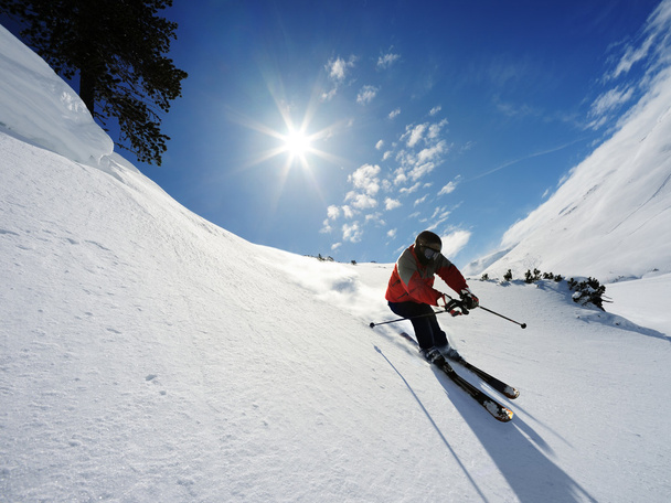 Лыжник в горах
 - Фото, изображение