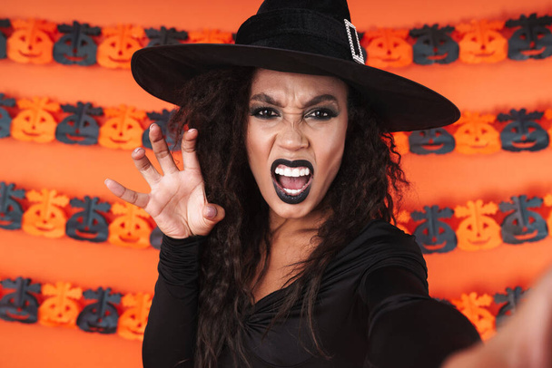 Image of witch girl in black halloween costume screaming and scr - Foto, Imagem
