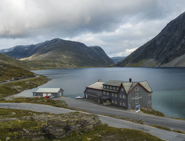 Geiranger, Norway, September 7, 2019: Mountain hotel Djupvasshytta on Djupvatnet lake, view from road to mountain Dalsnibba plateaua. Norway, early autumn, cloudy day. Travel Holiday in Norway - Fotoğraf, Görsel