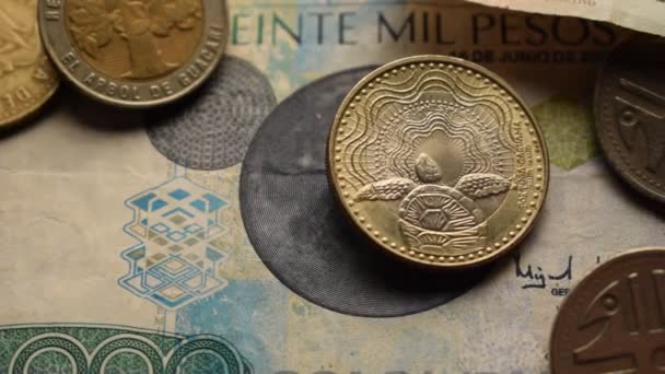 Nahaufnahme kolumbianischer Münzen auf Banknoten - Filmmaterial, Video