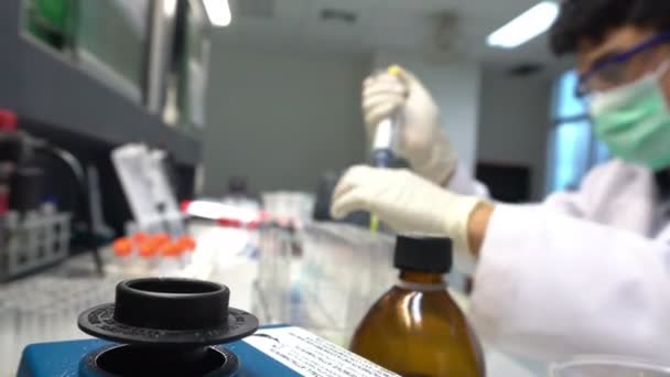 female scientist working in laboratory - Filmati, video