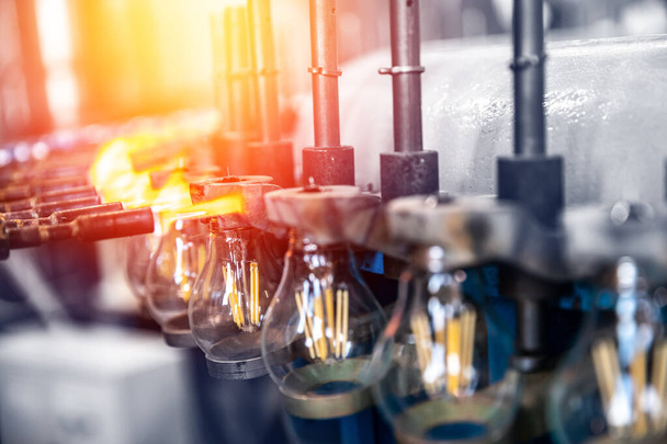 Газовый конвейер для монтажа и производства электрических стеклянных ламп, паяльного стыковки светящихся элементов - Фото, изображение