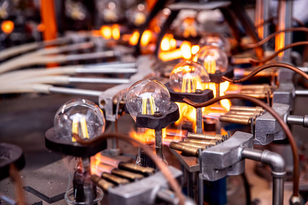 Gasbrennerförderer für die Montage und Herstellung von elektrischen Glaslampen, Lötandockung von Leuchtelementen - Foto, Bild