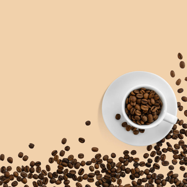 ベージュ地に焼きたてのコーヒー豆が入った白いカップ。コーヒーの時間だフラットレイアウト、トップビュー。スペースのコピー - 写真・画像