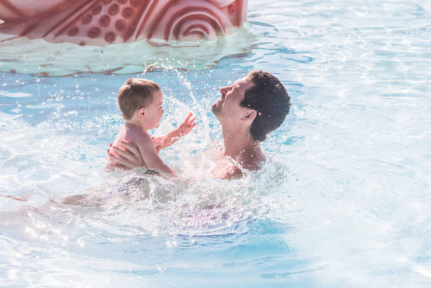 Pai com filho na piscina. Dia do pai
 - Foto, Imagem