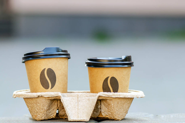 Две одноразовые кофейные чашки в картонном держателе. Кофе с собой. Отъем
 - Фото, изображение