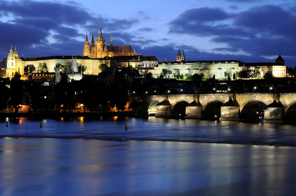 Голубой час на мосту Чарльза и Пражский замок на моле
 - Фото, изображение