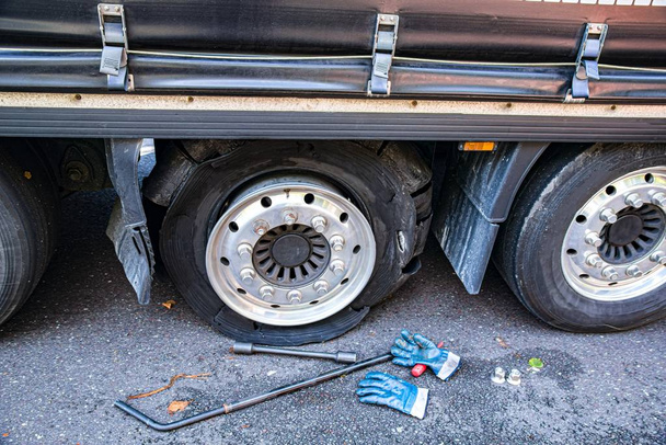 Vrachtwagenwiel. Reparatie van auto 's op de weg. Vervangingswiel - Foto, afbeelding