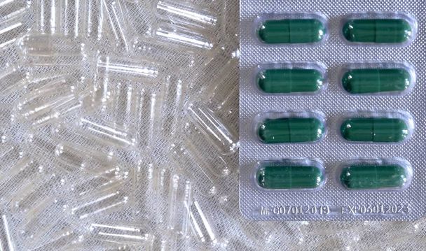 Blister Pack con píldoras médicas en cápsulas vacías
 - Foto, imagen