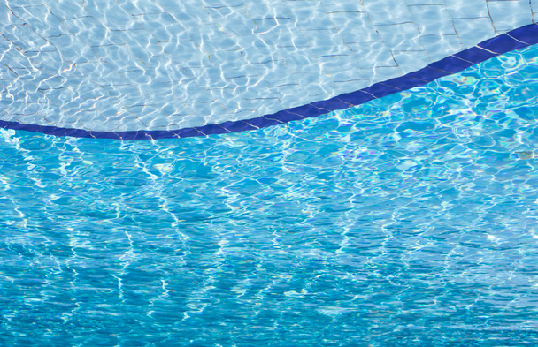 Синя прозора вода в басейні
 - Фото, зображення