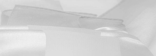Tekstura, tło, biały jedwabny tkanina w paski z metalicznym s - Zdjęcie, obraz