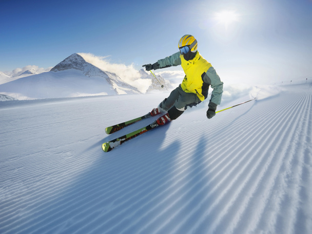 Esquiador em altas montanhas
 - Foto, Imagem