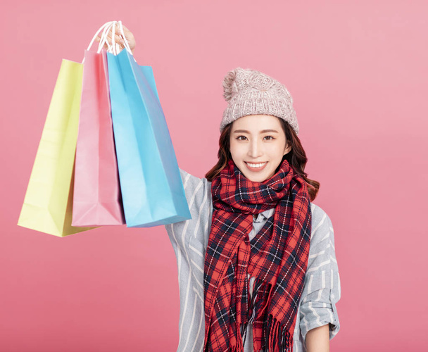 Onnellinen nuori nainen ostoskassien kanssa. Talvi myynti
 - Valokuva, kuva