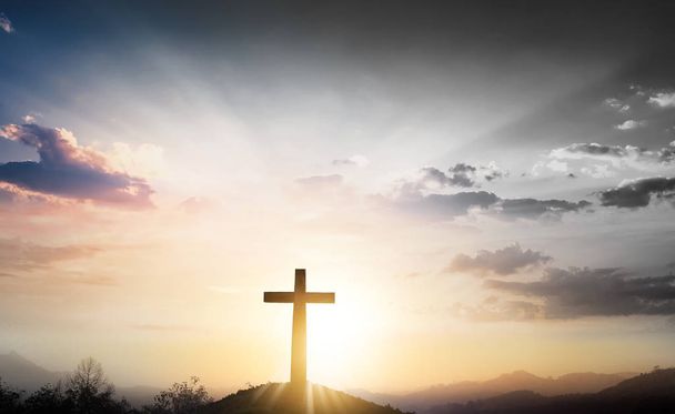 Kurtuluş kavramı: Hristiyan ve İsa 'nın haç sembolü. - Fotoğraf, Görsel
