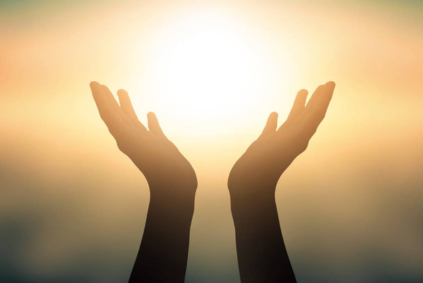Internationaler Yoga-Tag: Erhobene Hände fangen Sonne am Sonnenuntergangshimmel - Foto, Bild
