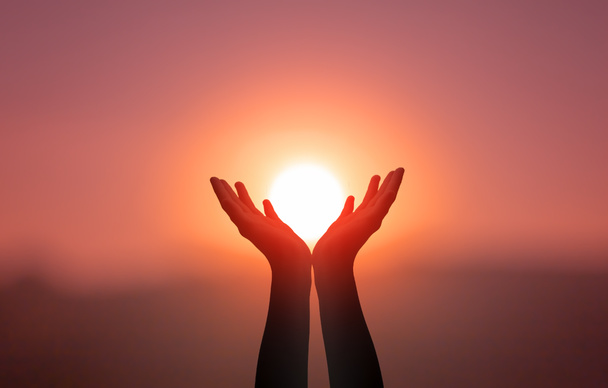 Concepto del Día Internacional del Yoga: Levantar las manos tomando el sol en el cielo al atardecer
 - Foto, Imagen