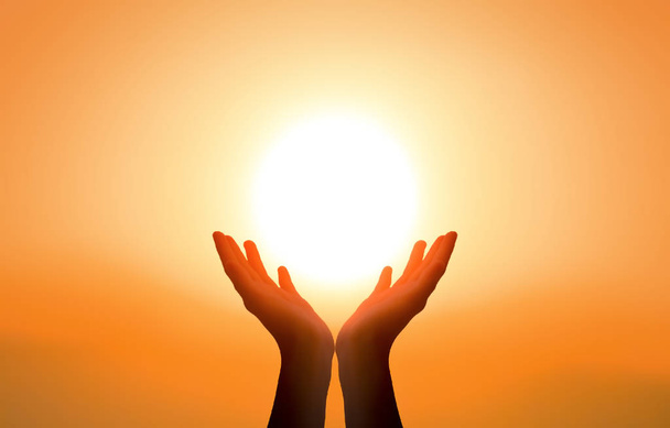 Concepto del Día Internacional del Yoga: Levantar las manos tomando el sol en el cielo al atardecer
 - Foto, imagen
