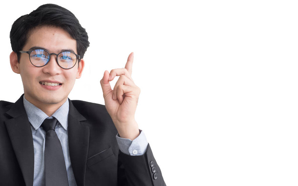 Um jovem homem de negócios usa um laço, um par de óculos, aponta o dedo no topo, mostrando a visão do trabalhador da nova geração de empresários, e a missão da era 4.0 e 5.0
 . - Foto, Imagem