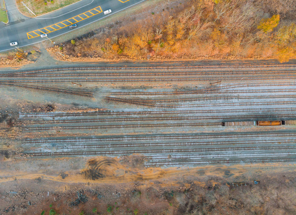 Αεροφωτογραφία φορτίου του σιδηροδρομικού σταθμού σε ένα sump. - Φωτογραφία, εικόνα