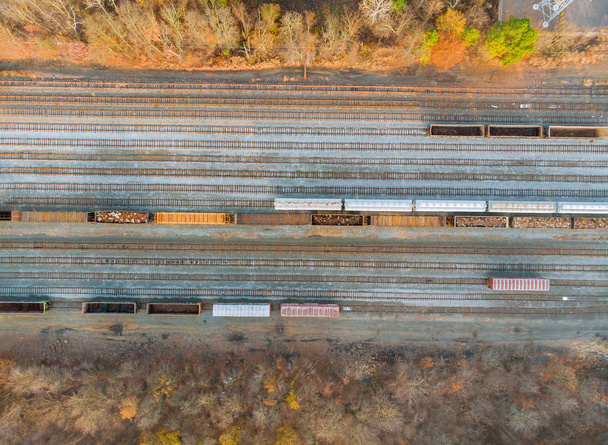 Reciclagem de metais do drone de trabalho industrial acima vista no vagão ferroviário cheio de sucata de metal
. - Foto, Imagem