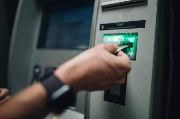 ATM kartı ve ATM kartı kullanarak erkek eli kapat. - Fotoğraf, Görsel