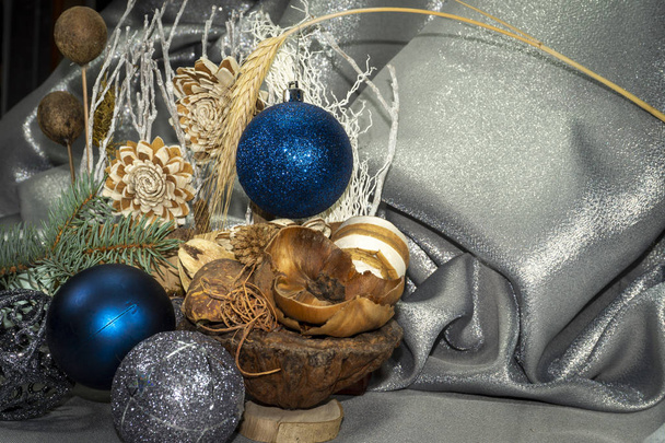 Kerstversiering met kegels en stof - Foto, afbeelding