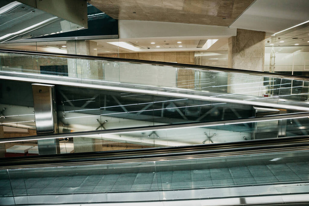 Blick auf eine moderne Rolltreppe - Foto, Bild