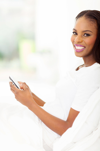 afro american woman using smart phone - Foto, Imagem