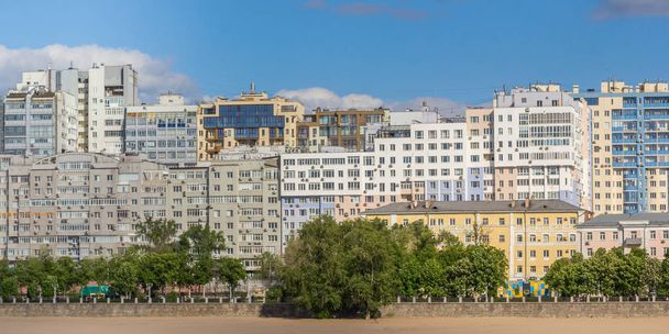 Muralla de edificios residenciales en el terraplén, Samara, Rusia
 - Foto, imagen