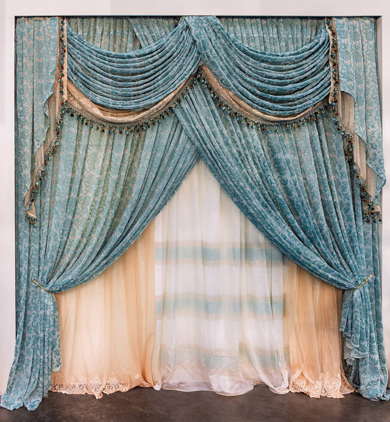 Luxueux rideaux de dentelle verte dans le style palais avec frange et pelmet
  - Photo, image