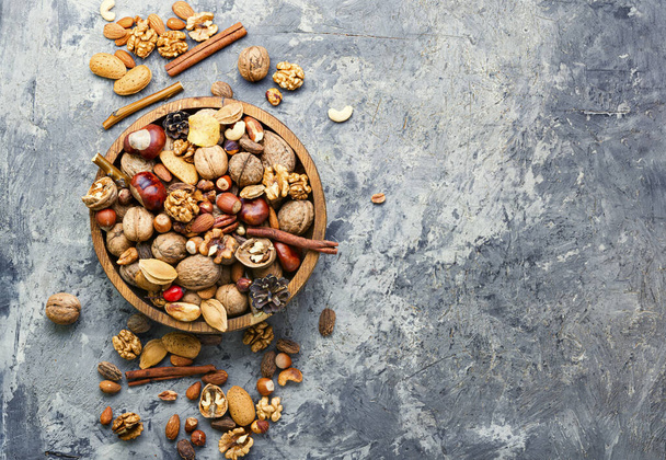 Erilaisia pähkinöitä kasassa
 - Valokuva, kuva