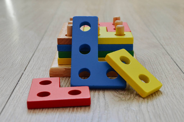 Primeiro enigma criança brilhante fechar. Macro foto de blocos de madeira coloridos para aprender matemática isolada
 - Foto, Imagem