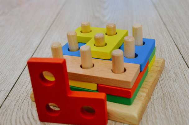 İlk parlak çocuk muamması. Matematiği izole etmek için renkli tahta bloklar - Fotoğraf, Görsel