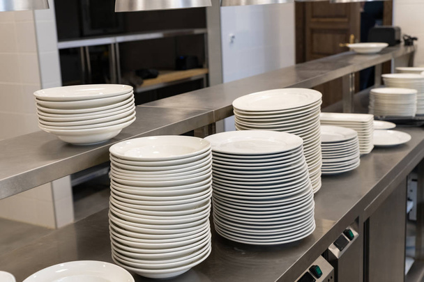 Group of white plates stacked together. - Fotoğraf, Görsel