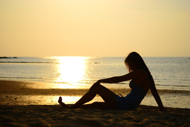 Сидеть и отдыхать на пляже
 - Фото, изображение