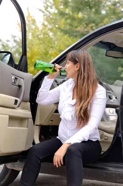 Жінка алкоголь п'є під час подорожі
 - Фото, зображення