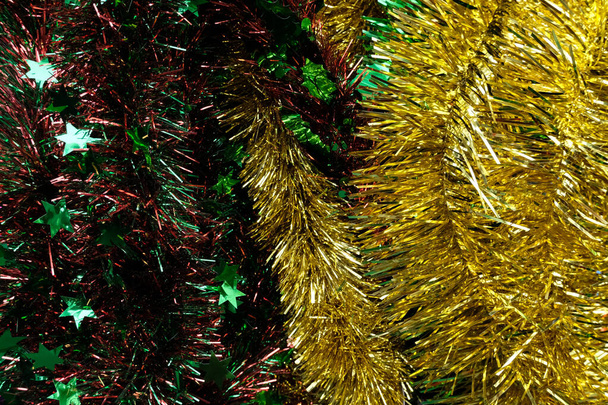 Kleurrijke glanzende regenboog kerst folie Tinsel Garland - Foto, afbeelding
