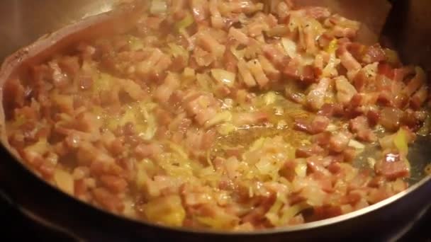 Preparación de la salsa con cebolla, panceta, corteza de cerdo y finalmente tomate puro
 - Metraje, vídeo