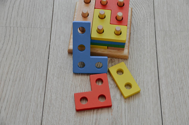 Primeiro construtor infantil brilhante. Blocos de madeira coloridos para aprender matemática isolada
 - Foto, Imagem