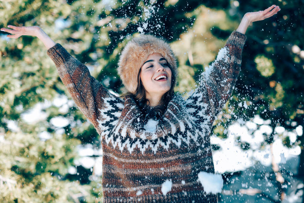 Молодая женщина наслаждается снежными горами зимой - Фото, изображение