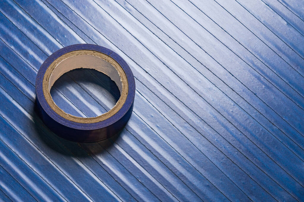 un rollo de cinta adhesiva de pvc azul viejo en el fondo plano de ti
 - Foto, Imagen