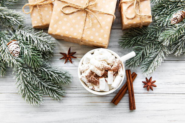 Composição de Natal com chocolate quente e caixas de presente
 - Foto, Imagem