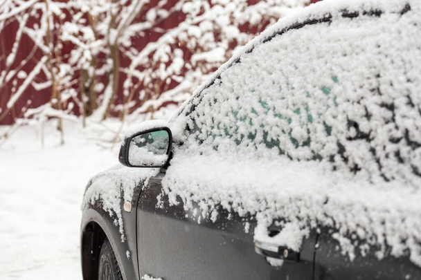 Auto sporca coperta da spesso strato di neve con messa a fuoco selettiva
 - Foto, immagini