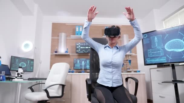 Kobieta naukowiec w badaniach mózgu przy użyciu futurystycznej technologii - Materiał filmowy, wideo