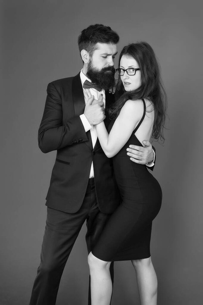 temptation. sexy couple in love. formanl couple in tuxedo and black dress. elegant fashion and beauty. romantic date. business partnership. formal event. temptation and desire. temptation couple - Foto, Imagen