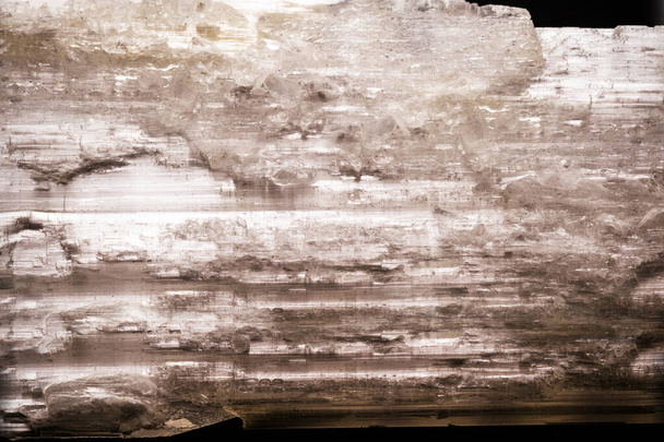 Il quarzo è il secondo minerale più abbondante sulla terra e ha una struttura cristallina trigonale composta da tetraedri di silice. Concetto minerario, pietra grezza semi preziosa
. - Foto, immagini