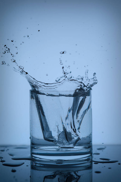 éclaboussures d'eau dans un verre de whisky sur le fond
 - Photo, image