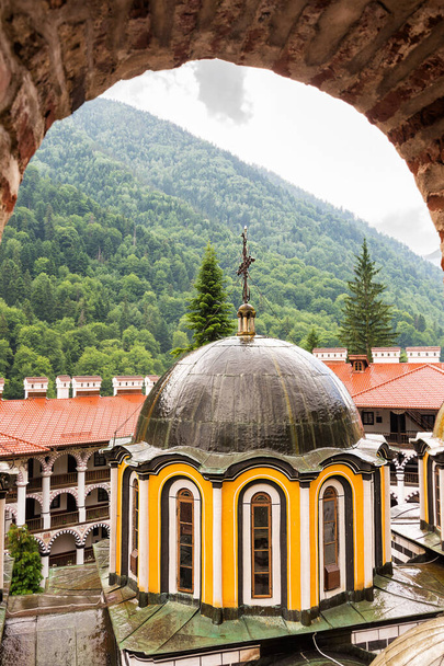 Cúpulas do Mosteiro de Rila vistas de cima, Bulgária
 - Foto, Imagem